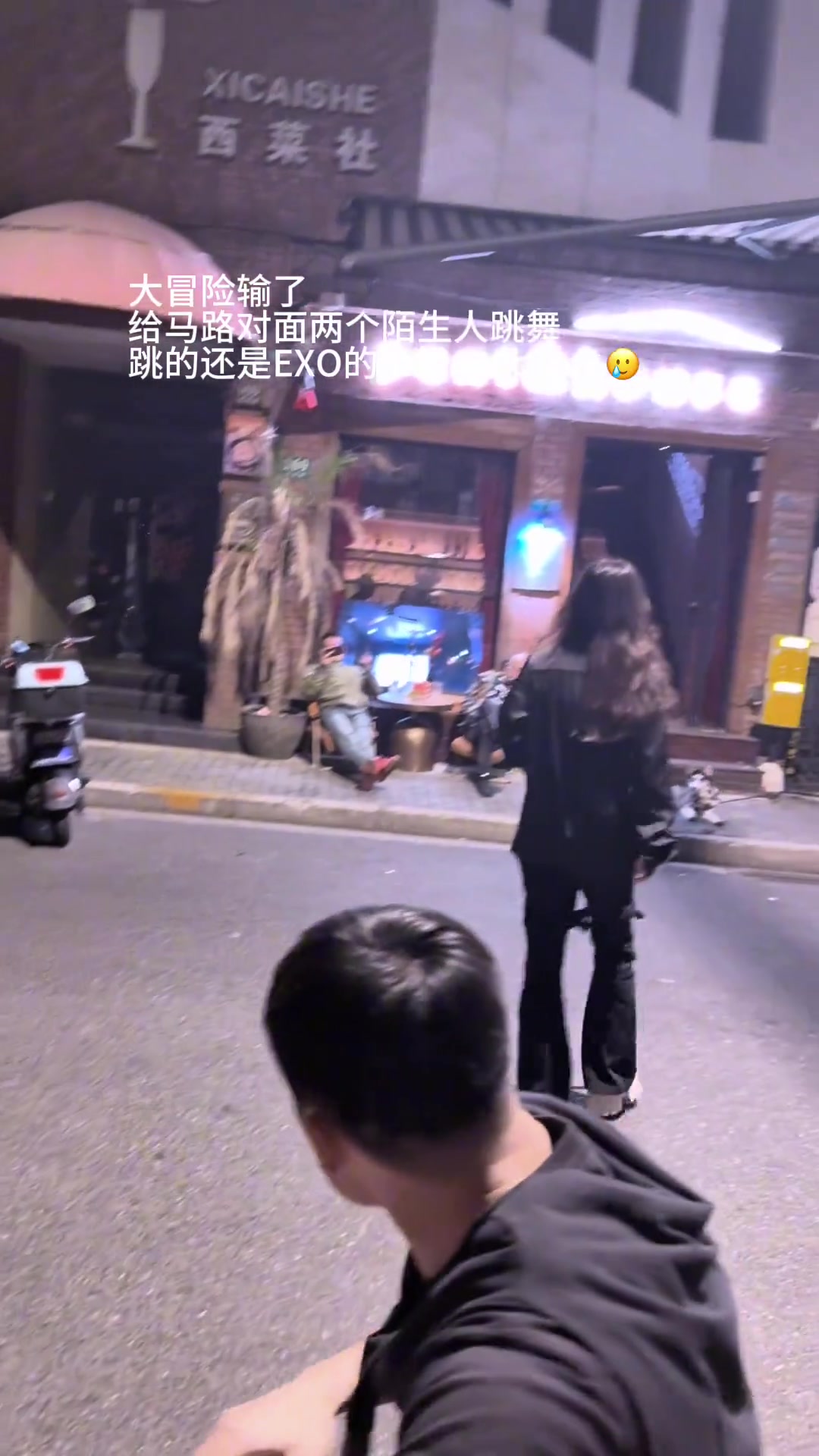 太尴尬了！其中一个光头大哥看都不看她一眼！！