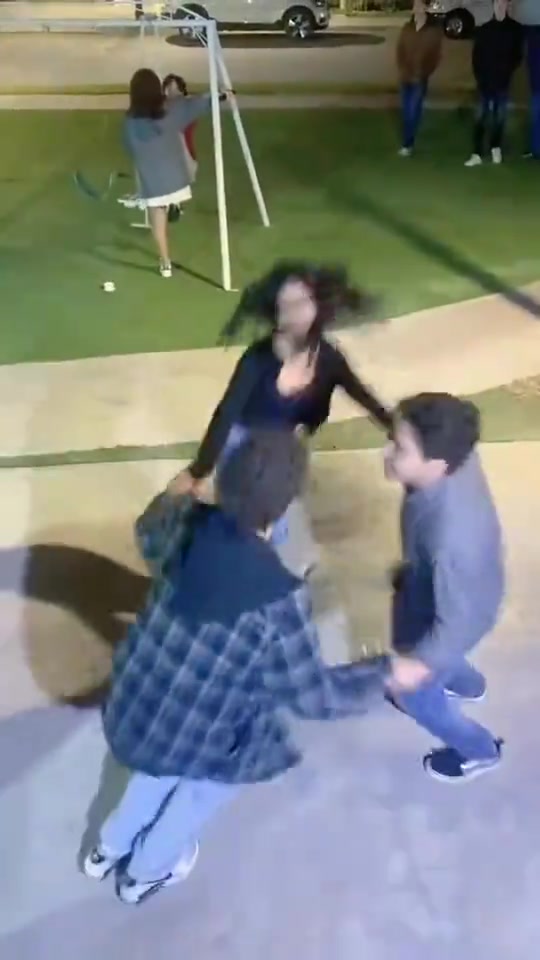 俩男一女玩这个，真的不是对女生的性骚扰么