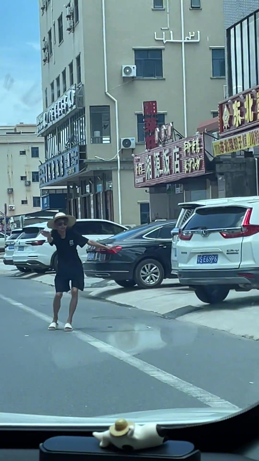 冲着他这热情劲，就吃他家了