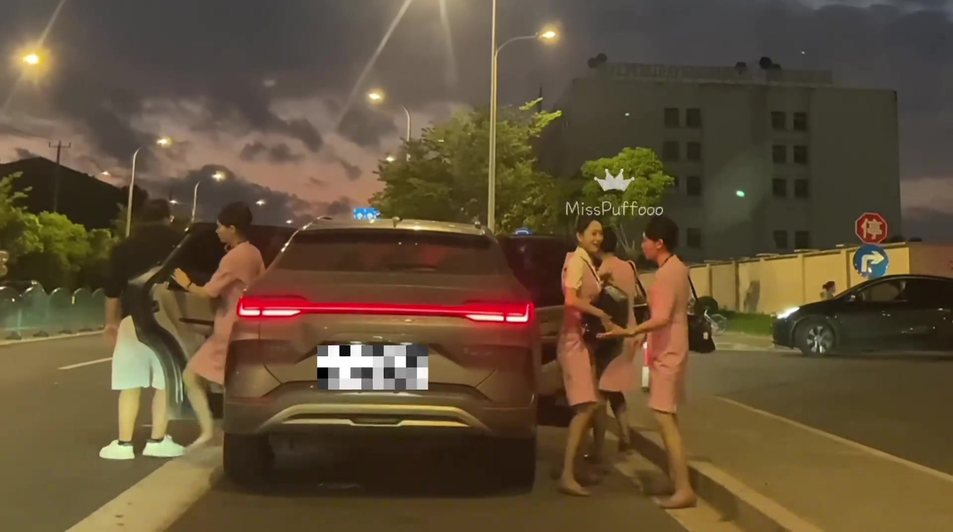 网约车司机是看到空姐才愿意下车的嘛