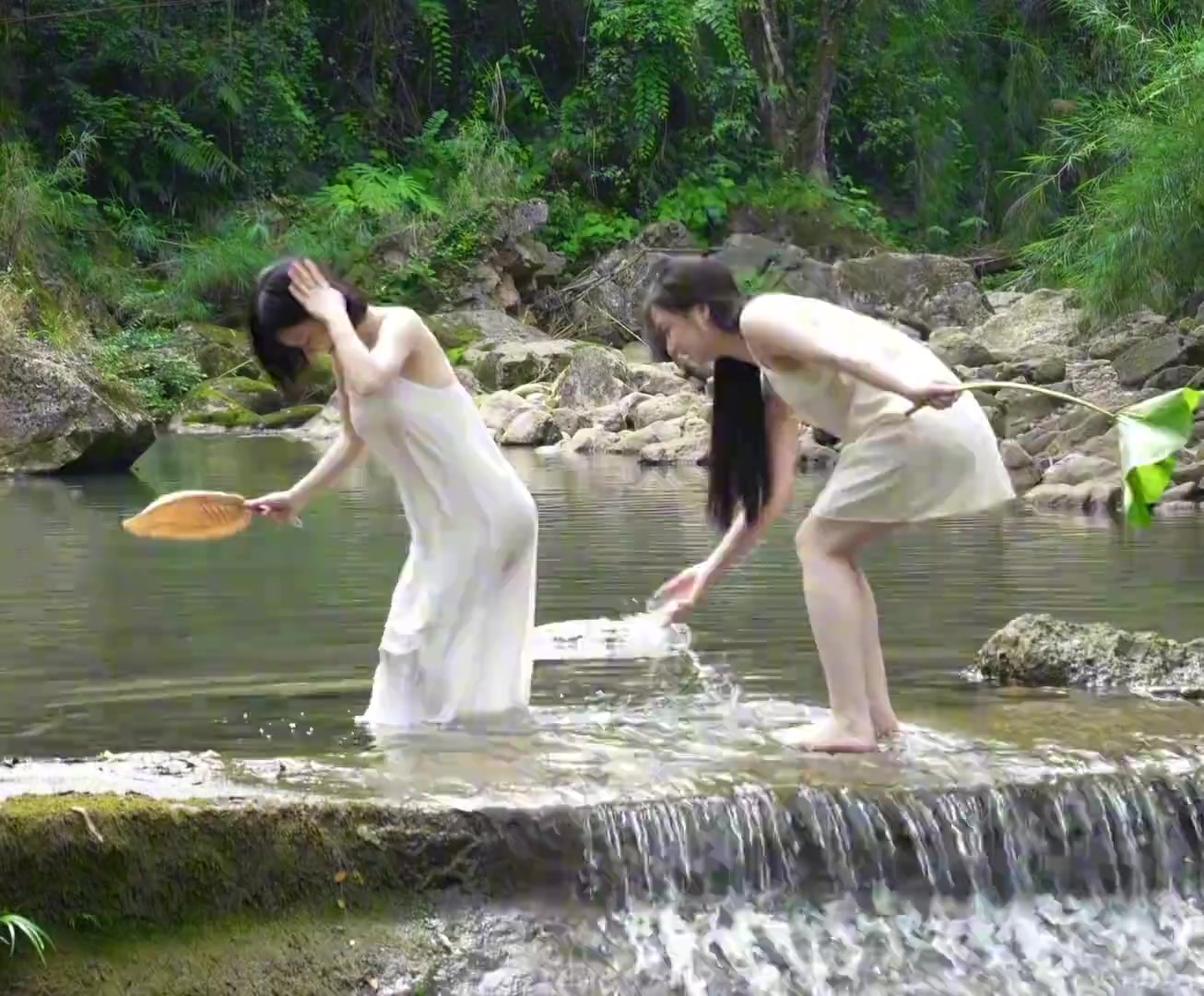 别人都是鸳鸯戏水，你俩这是闺蜜戏水