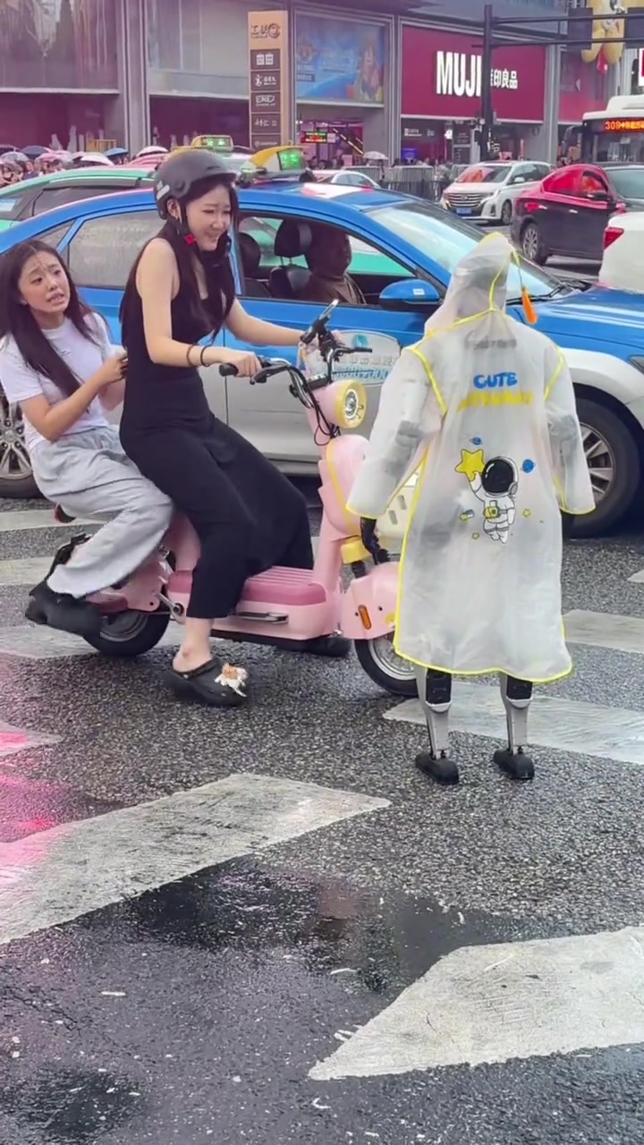 女生估计以为是个小朋友，走进一看是机器人！！