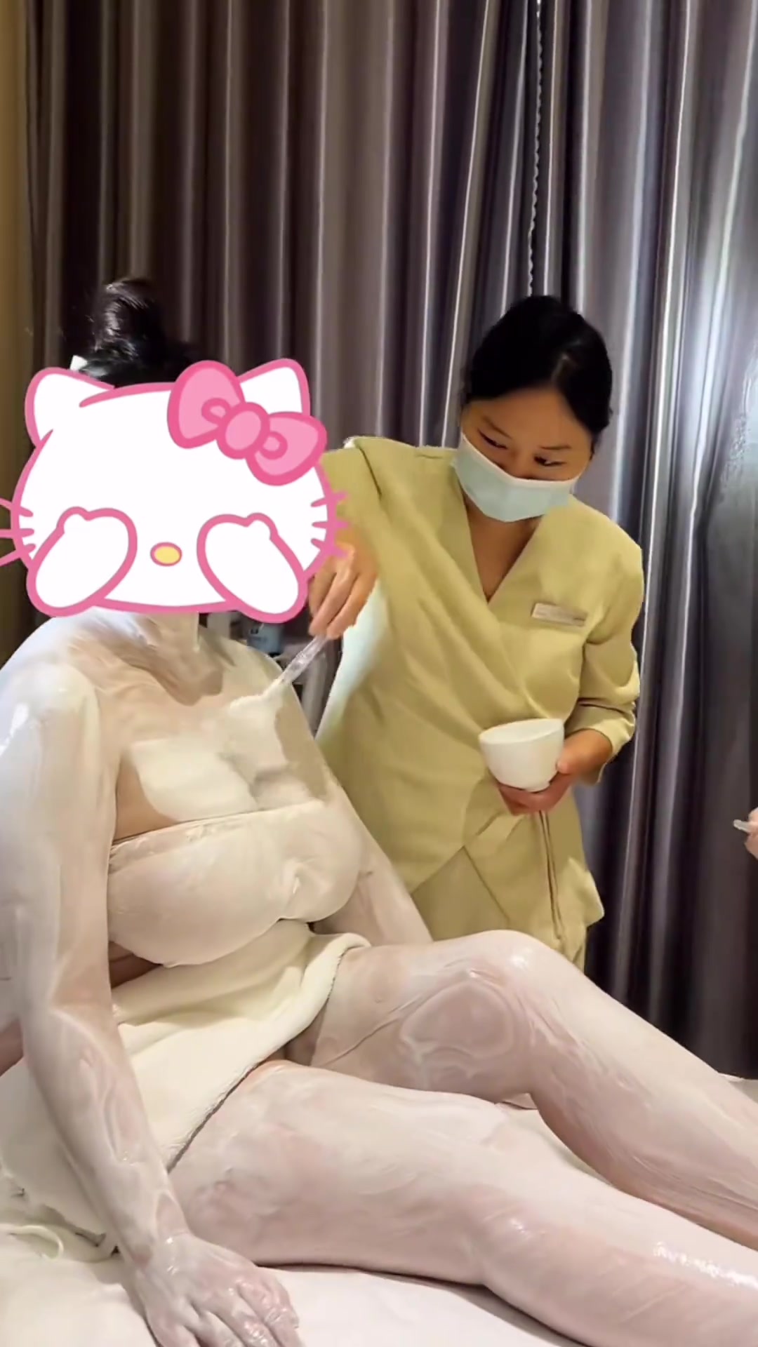 把女生涂满酱，是准备拿去烧烤吗