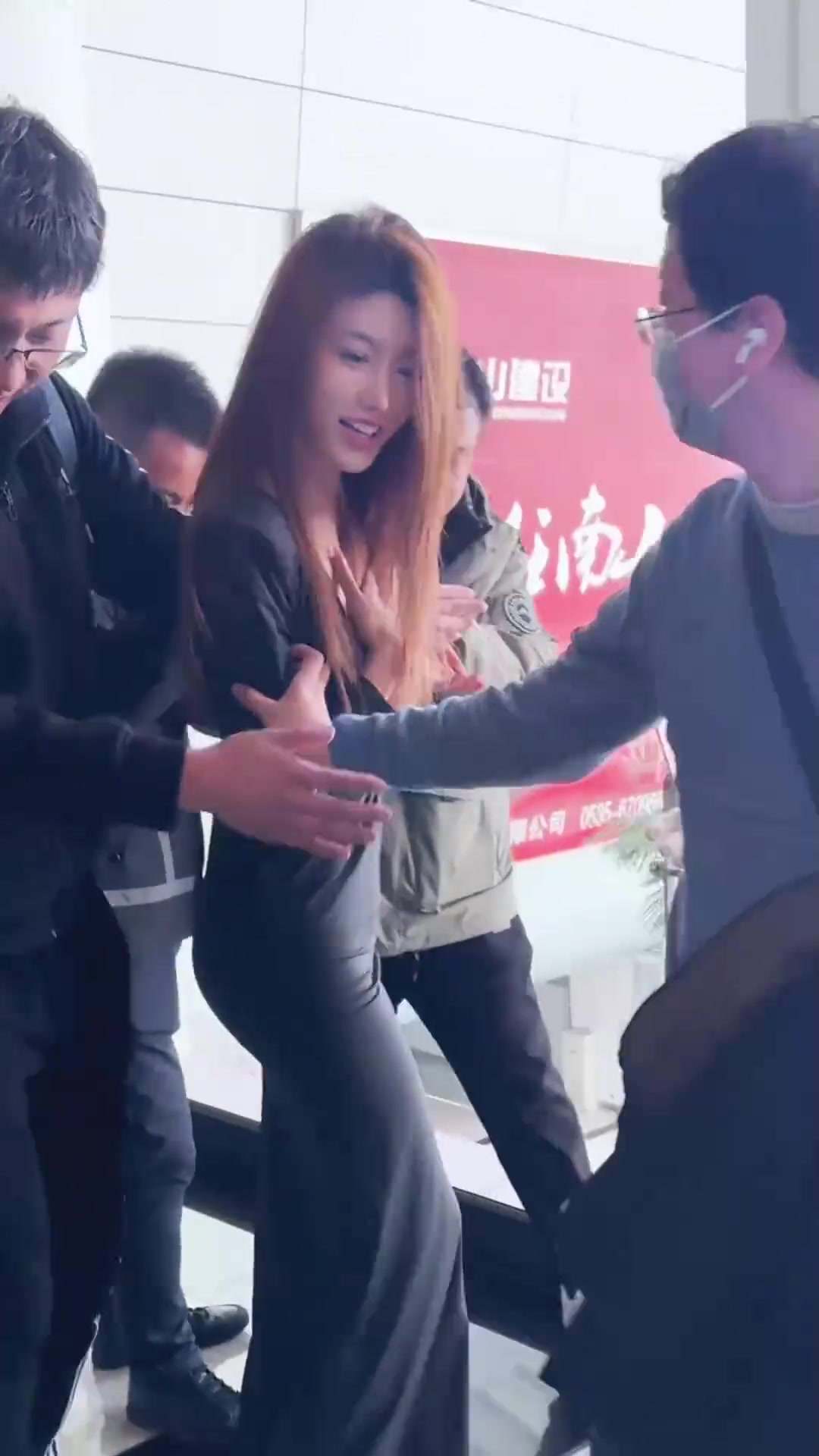 女生一步踩空，三四个男的要抢着扶...