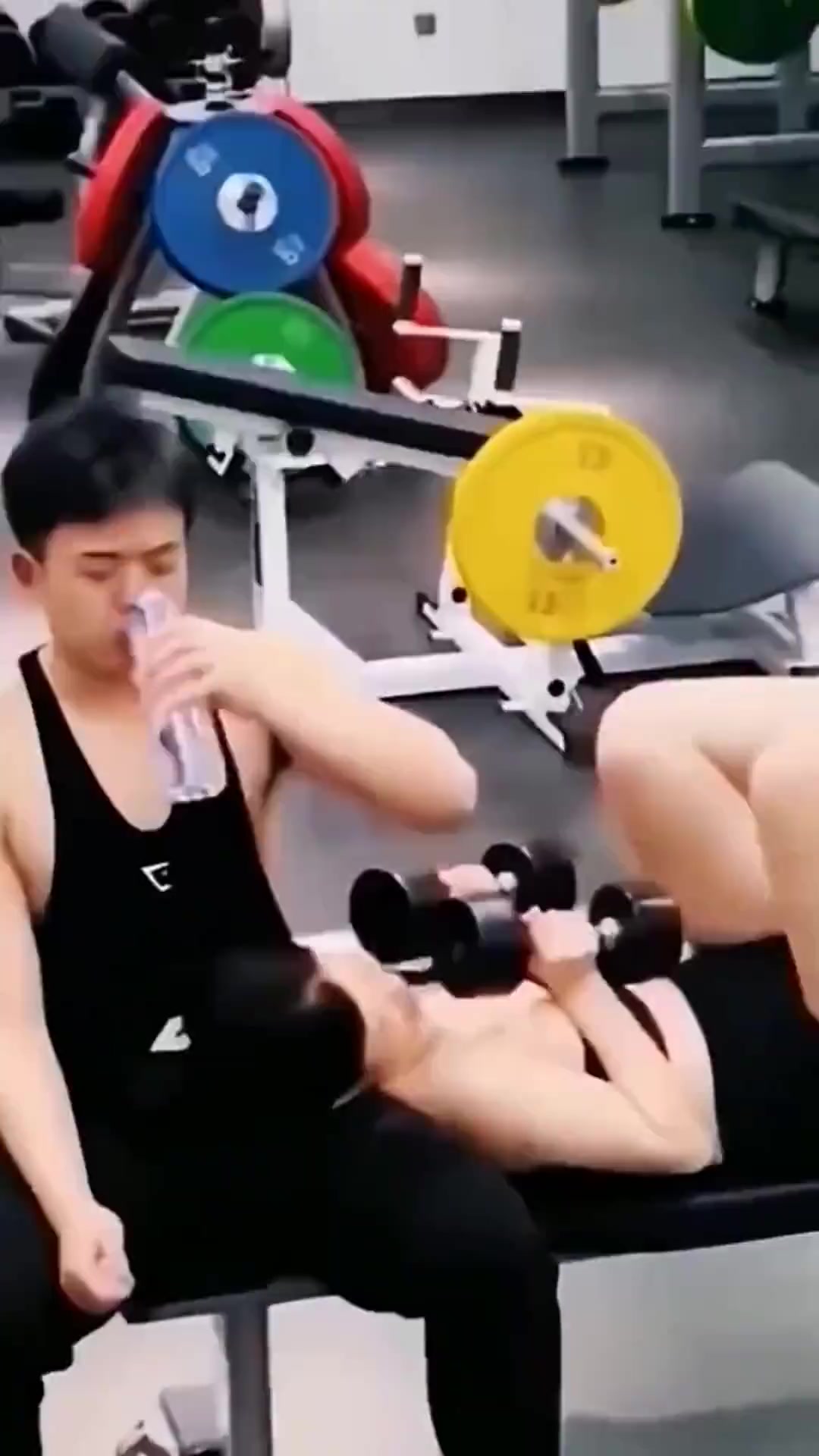 健身房突然躺到男友怀里，差点喷了！！