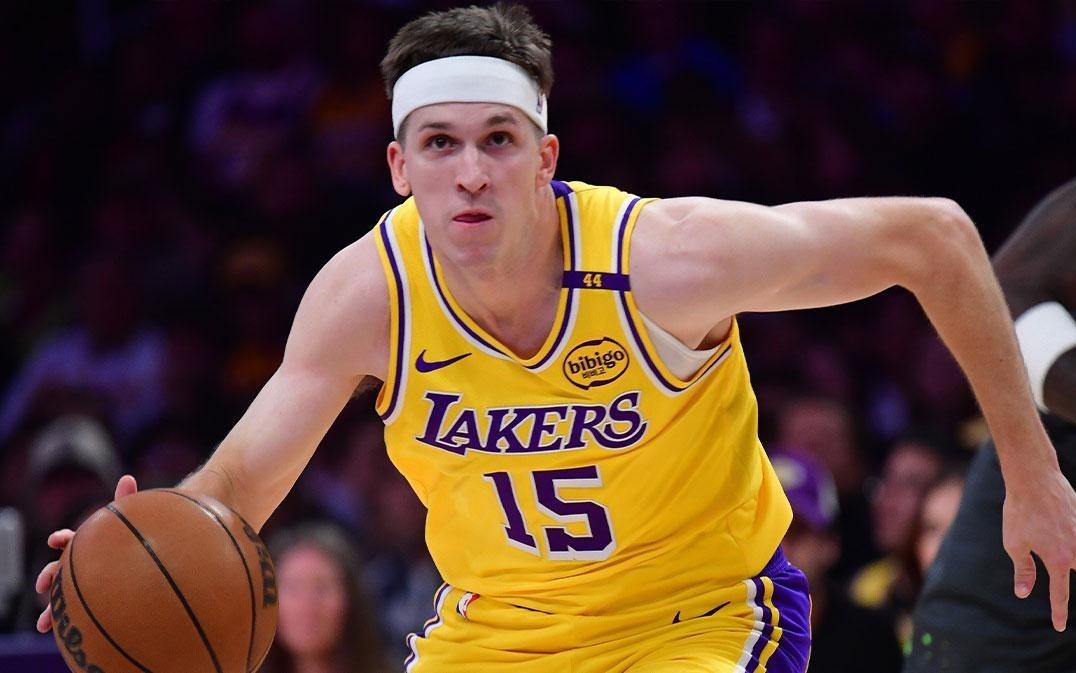 赢得尊重，湖人队里夫斯以赛季开局的惊艳表现跻身NBA传奇行列