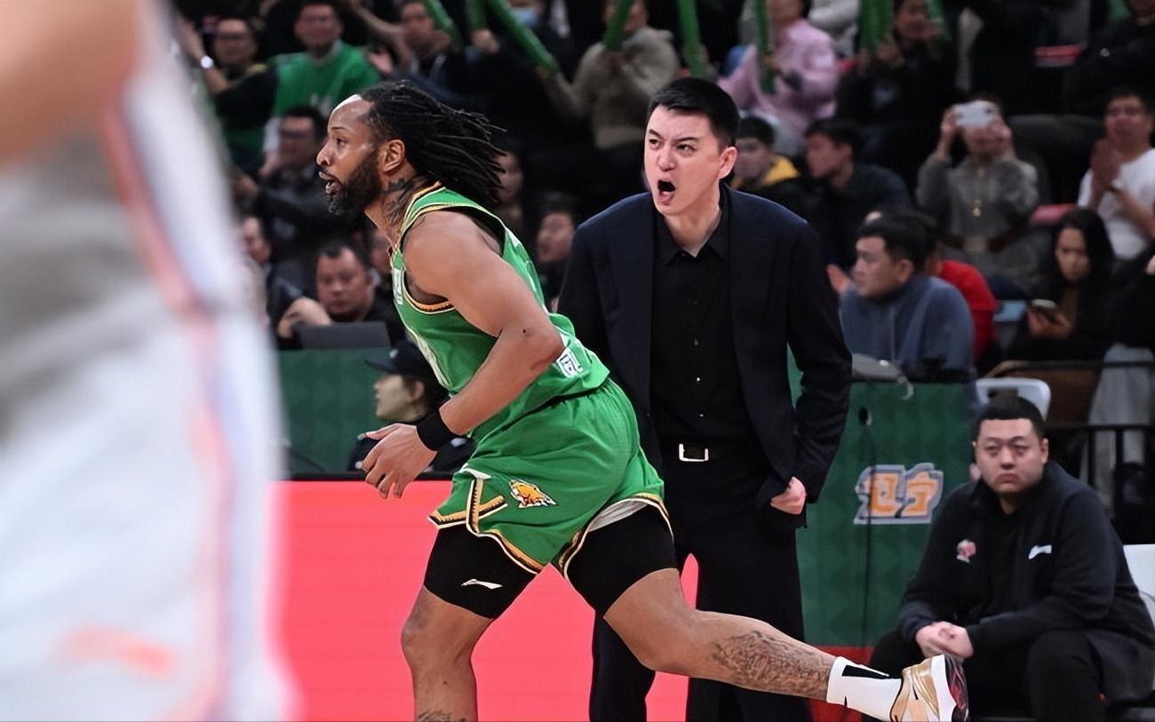 即将与辽宁男篮会合！超级外援再次加盟，杨鸣还能冲击总冠军吗