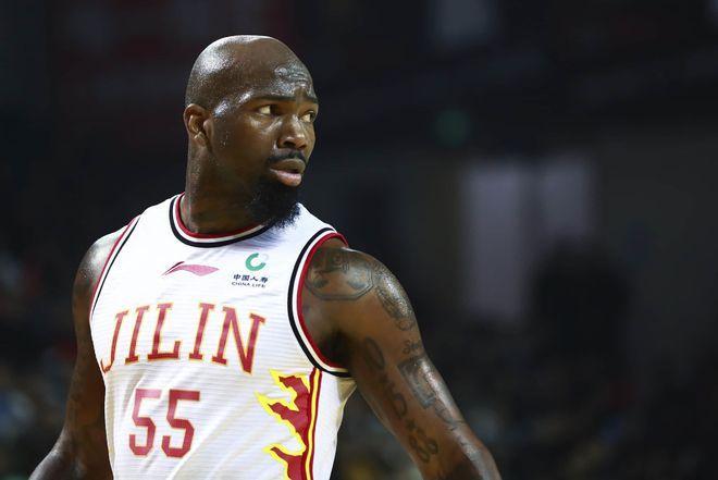 琼斯拒绝CBA邀约，评论区瞬间沸腾，网友惊呼他太狂了！