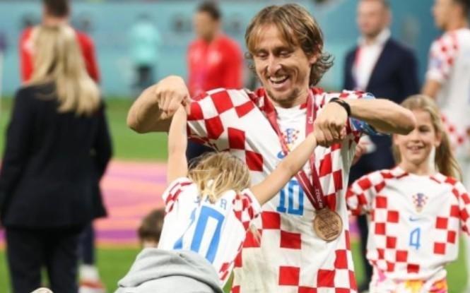 莫德里奇：因为有一次没有回追防守，穆里尼奥把C罗骂哭了