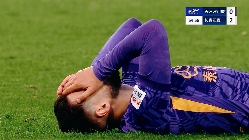 致命的红牌!补时2球!中超命运1战:老牌劲旅痛失好局,球迷落泪