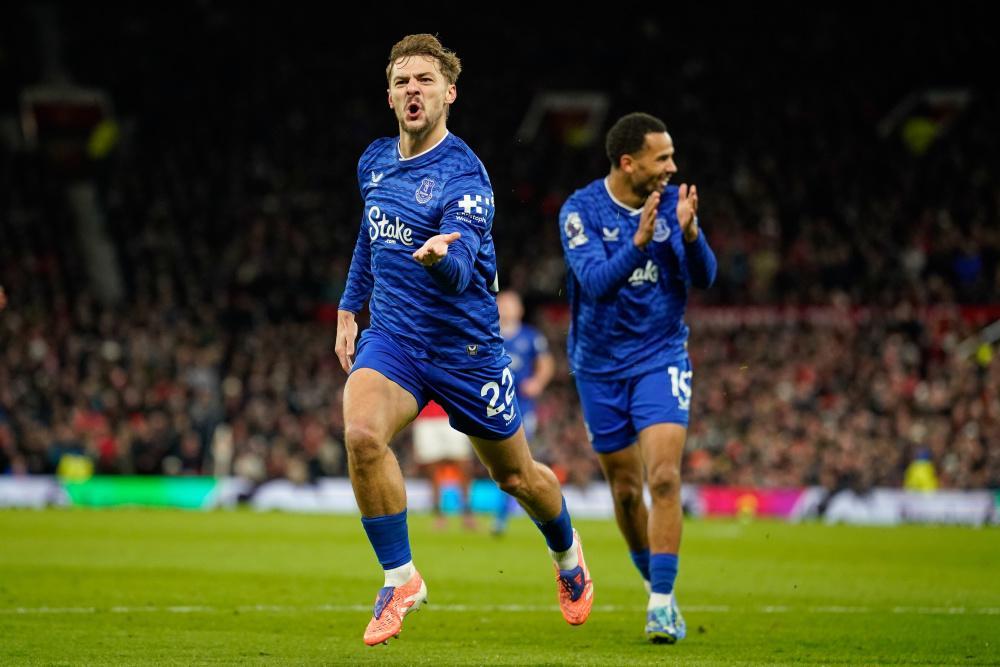 抽象！对手内讧送红牌，自家主场送进球，曼联的第四变成了第十