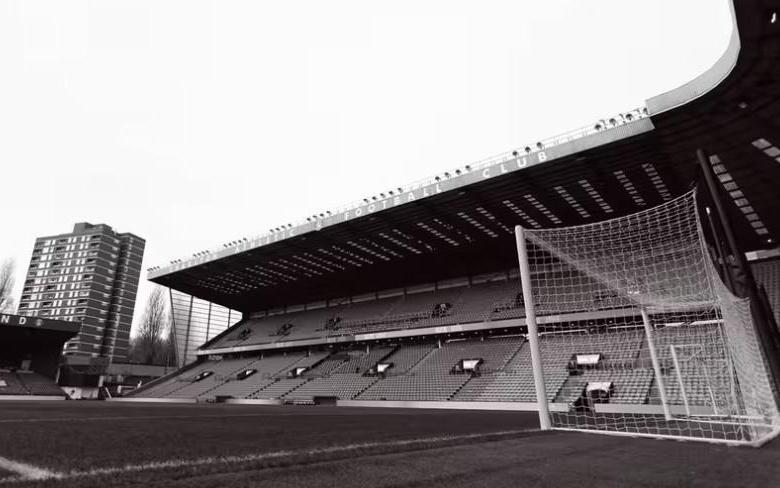 查尔顿官方：一名主队球迷在看台突发疾病去世，比赛已取消