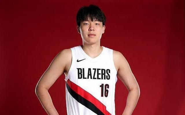 杨瀚森这个休赛期增重了8公斤跟着体能教练强化身体和运动能力