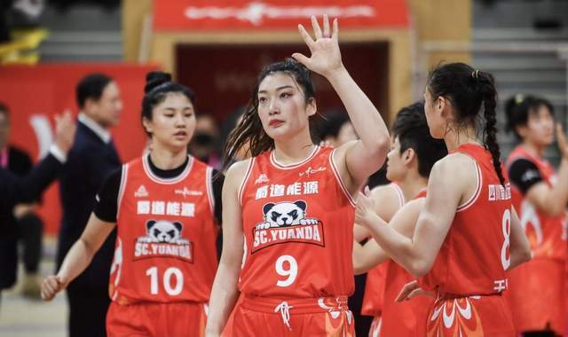 意外！李梦与四川女篮存分歧续约告吹无缘WCBA，代言汽车挣钱