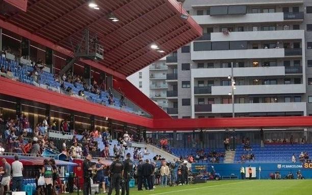 每体：有球迷给克鲁伊夫球场周边居民500欧元，以进入阳台观赛