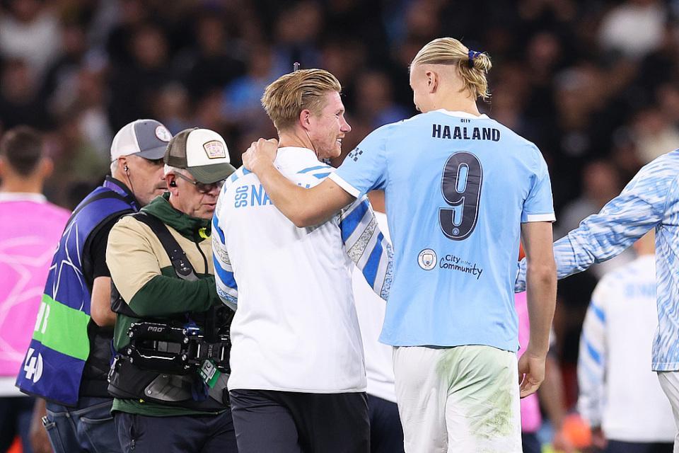 泪目！34岁丁丁回曼城获国王TIFO致敬，赛后绕场致谢+热拥哈兰德