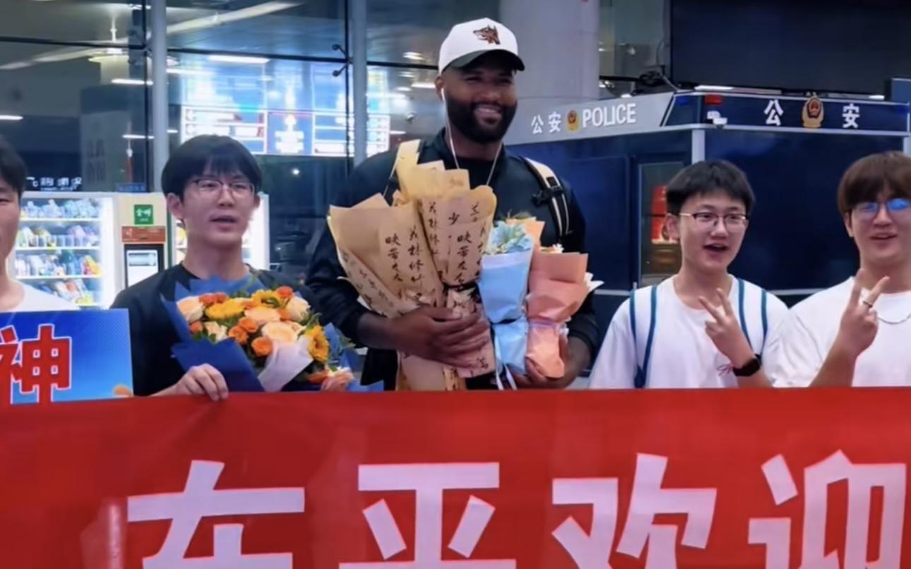 考辛斯抵达山东开启中国行，此前被曝收到多支CBA球队报价