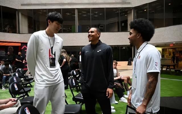杨瀚森亮相NBA新秀培训，此前训练被肘击眼眶乌黑