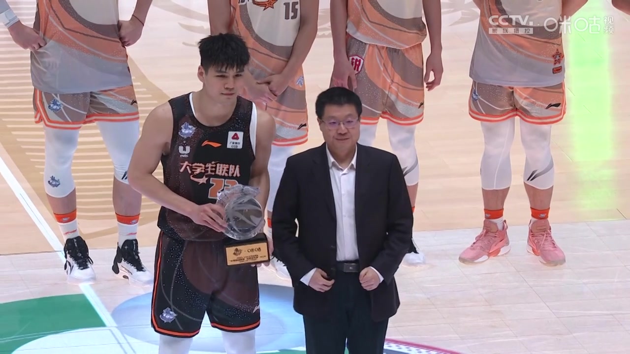 全场砍下24分18板3助2帽1断率队逆转！陈国豪荣膺MVP！