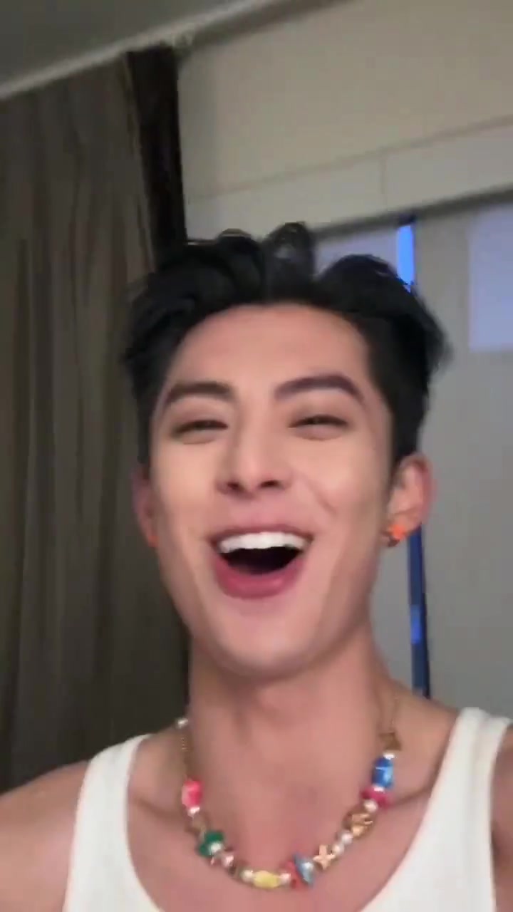 王鹤棣晒詹姆斯亲笔签名并尖叫：呜呜呜呜toDylanWang