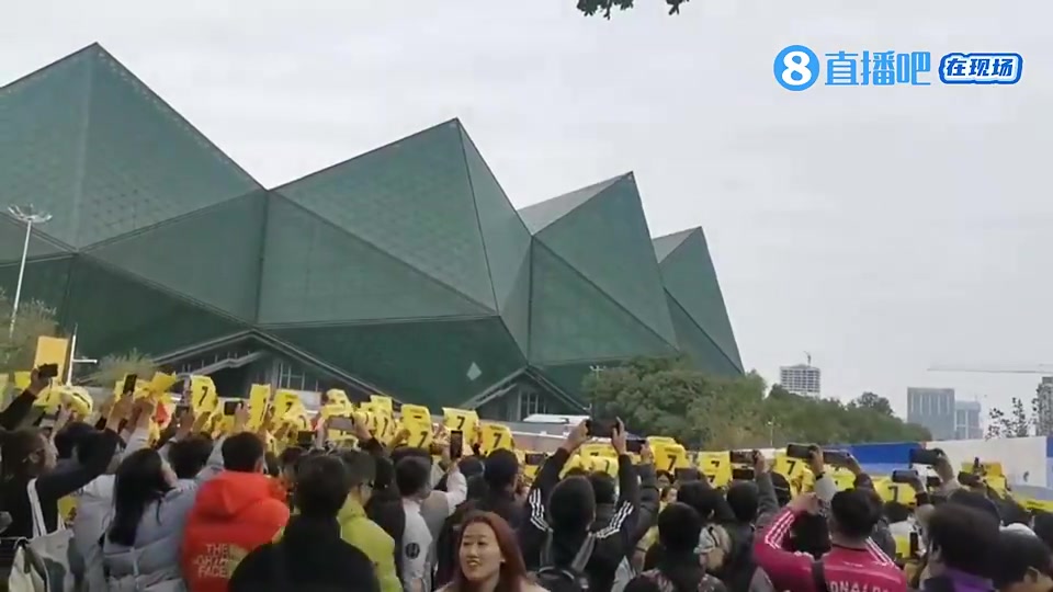 大批C罗球迷举着C罗标志牌并高喊：早日康复，SIU