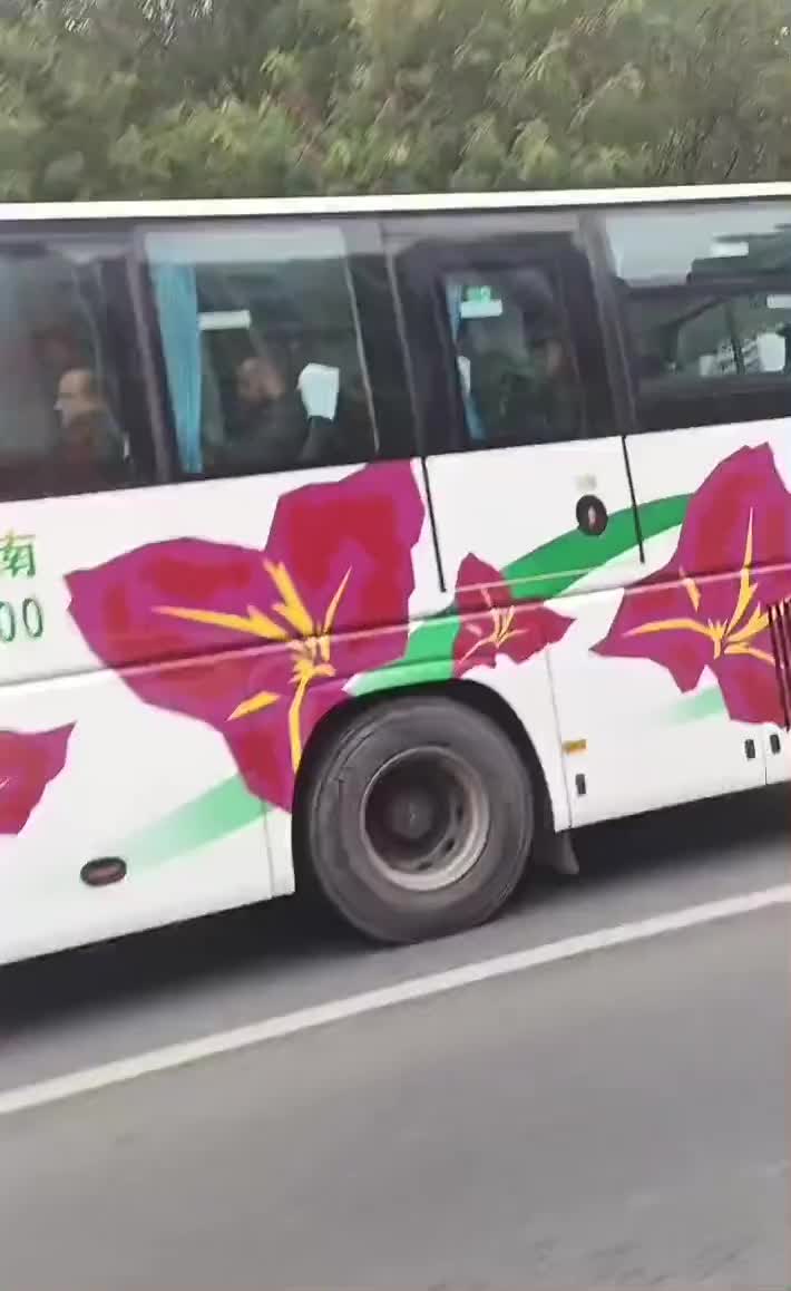 C罗和他的利雅得胜利像旅行团一样坐着这样的大巴离开的