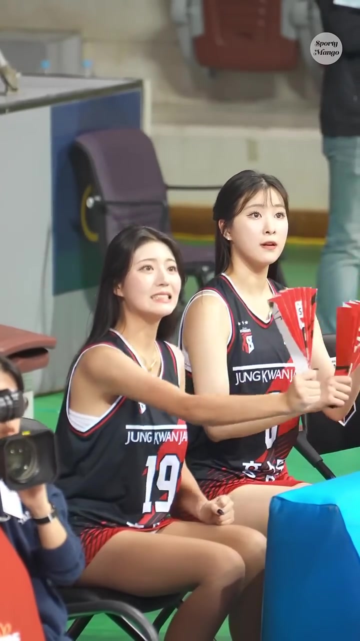 这两位韩国美女拉拉队宝贝遇到突发意外事件还是挺敬业的！