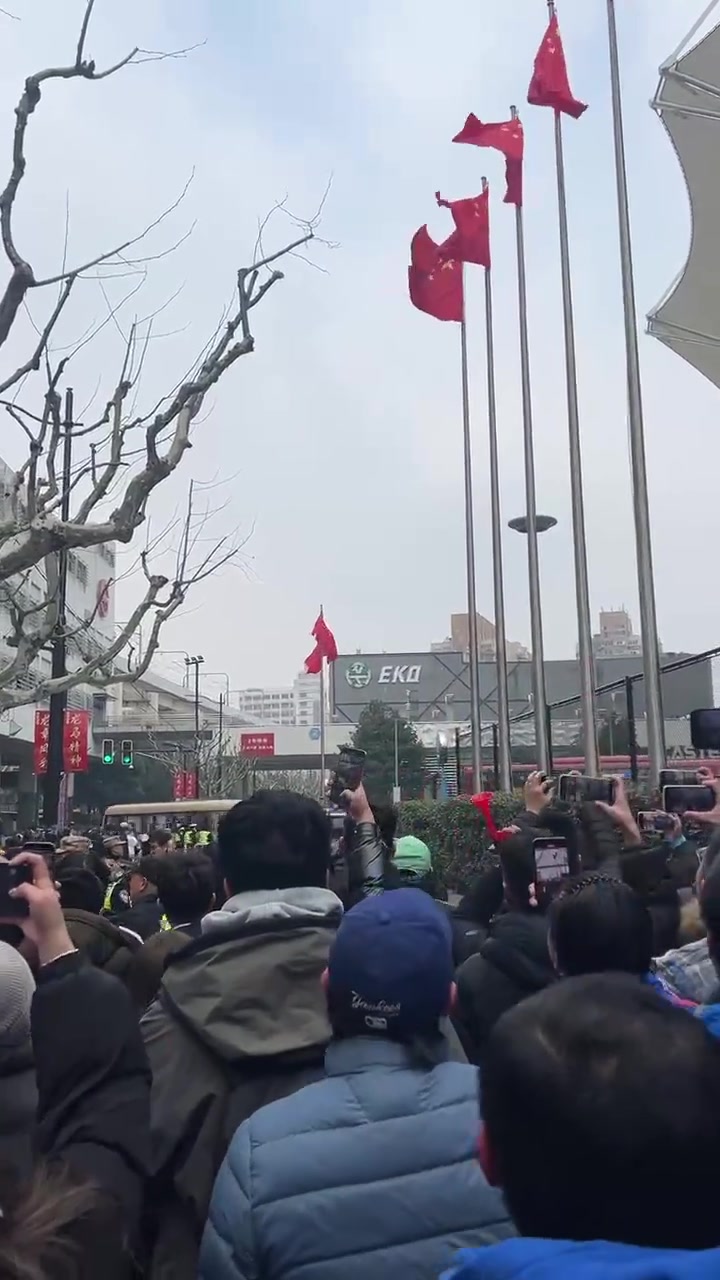 海港大巴抵达球场，申花球迷大骂：上港傻X！！！