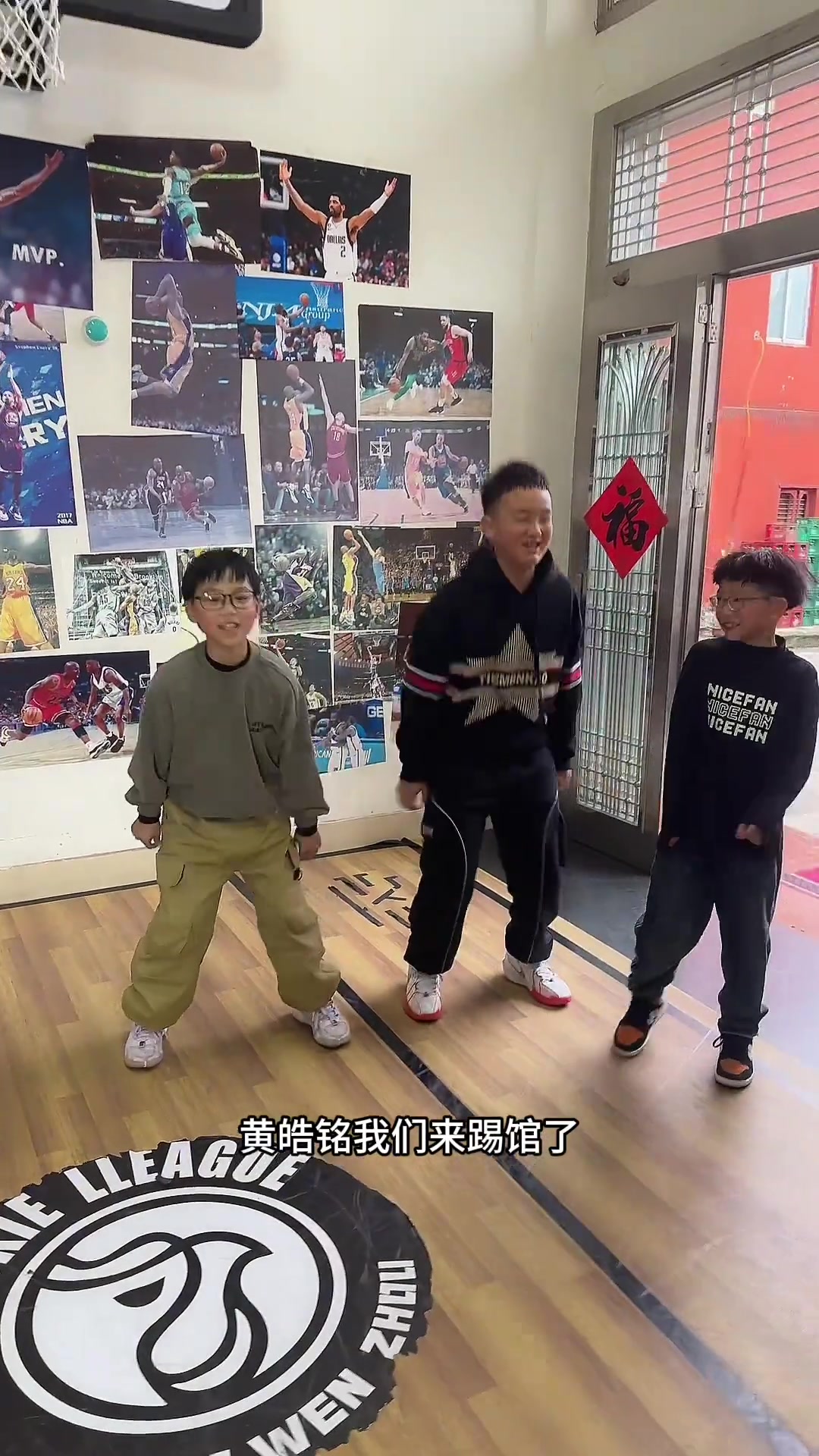 国产菜鸡弟弟邀请了小伙伴帮忙1v1结果还是被姐姐单挑打爆