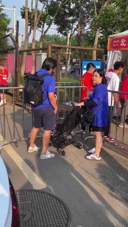 一家三口！泰国球迷也在等待入场了