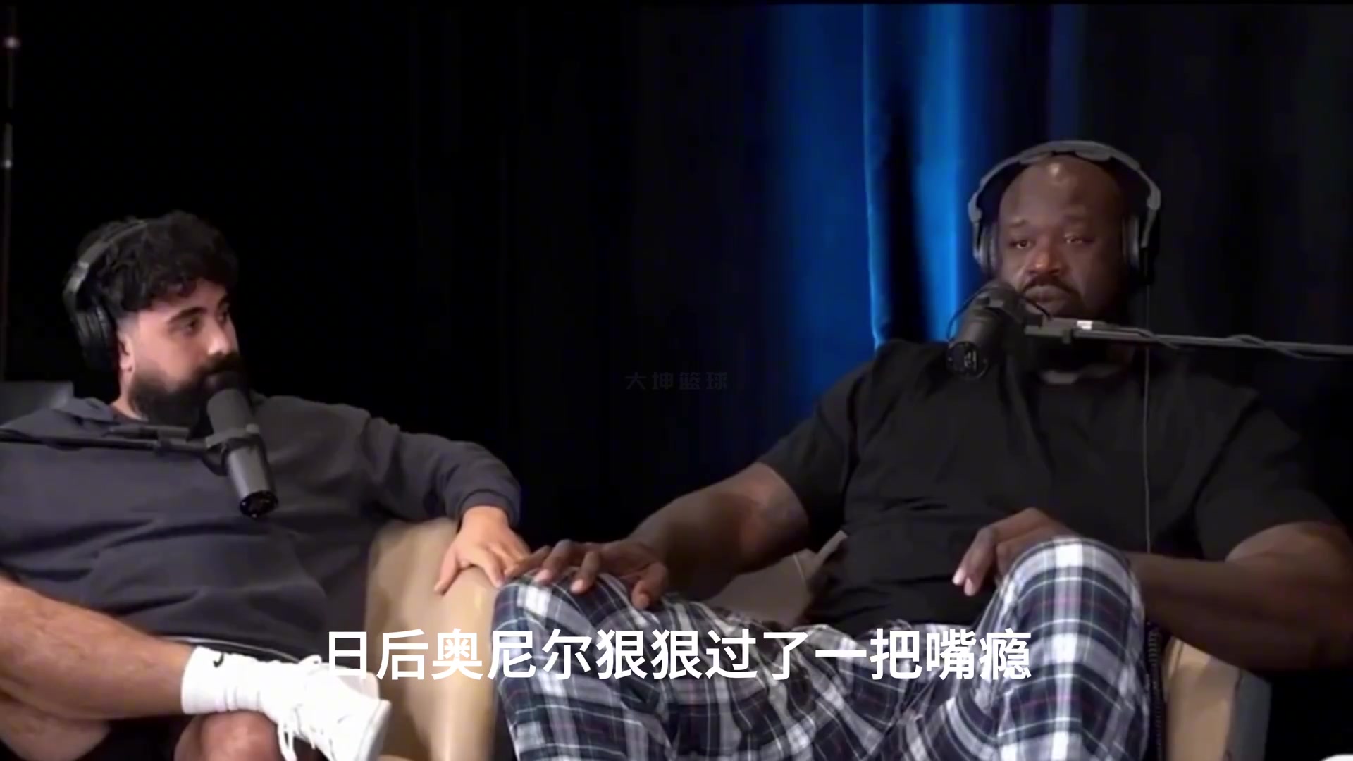 罗德曼缠斗140公斤的奥尼尔，大鲨鱼要疯了