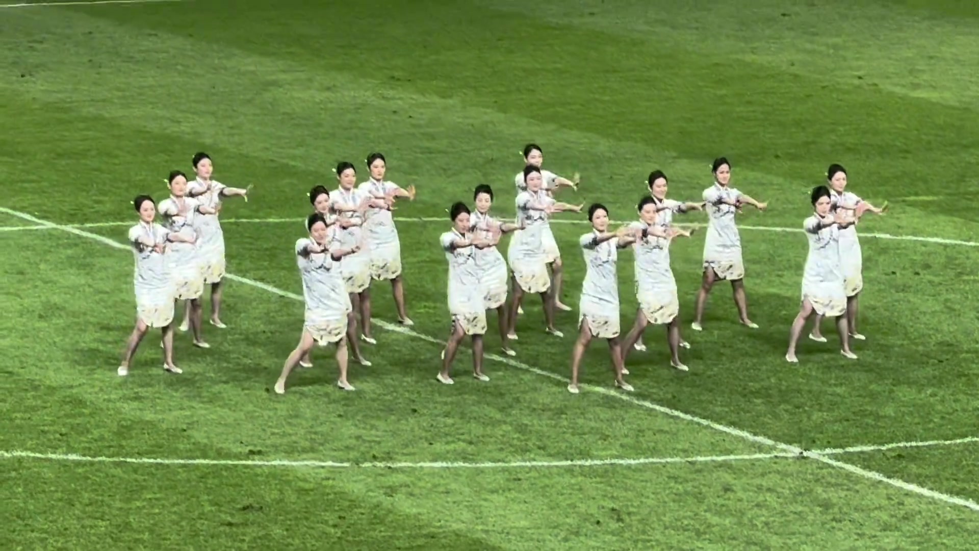 中甲表演秀是空姐在跳舞！云南玉昆30年老球迷前来报到