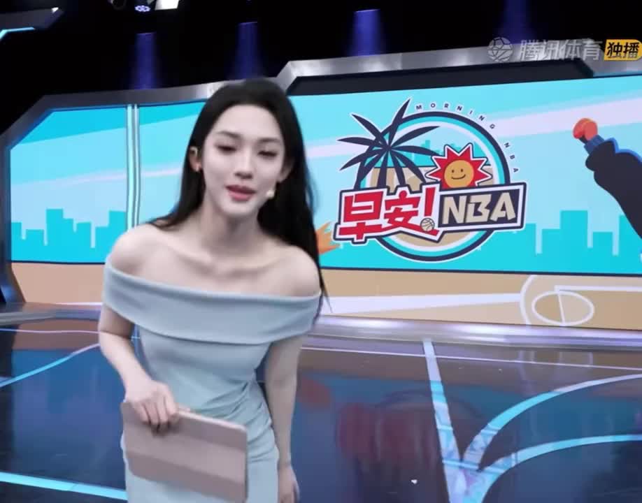 就说这腿是真长！美女主播婧雯：快来跟我一起看球了