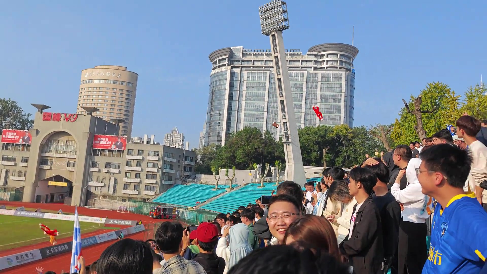 什么情况南京城市主场vs广州，球迷在看台上扔起猴子玩具