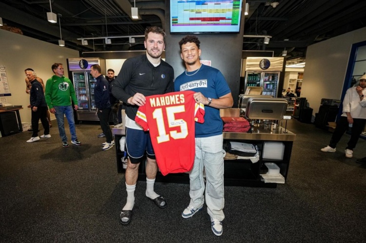 东契奇赛后收到NFL巨星马霍姆斯的签名球衣并与其合影留念