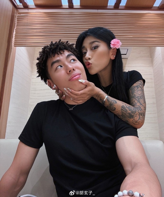 李添荣女友晒二人甜蜜合照：她是你的玫瑰你让她无可替代