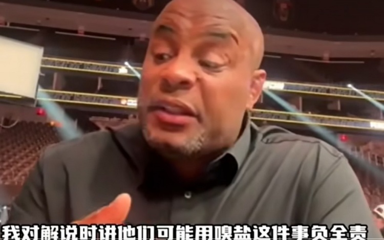 解说DC为说闫晓楠闻嗅盐致歉：我对这件事负全责，我搞错了