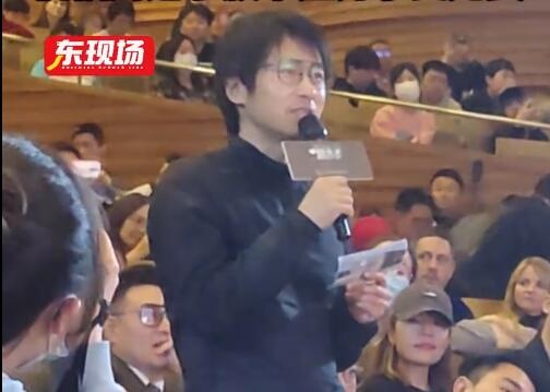 韩寒现身《中国车手周冠宇》首映：第一次影院看F1，冲击力巨大