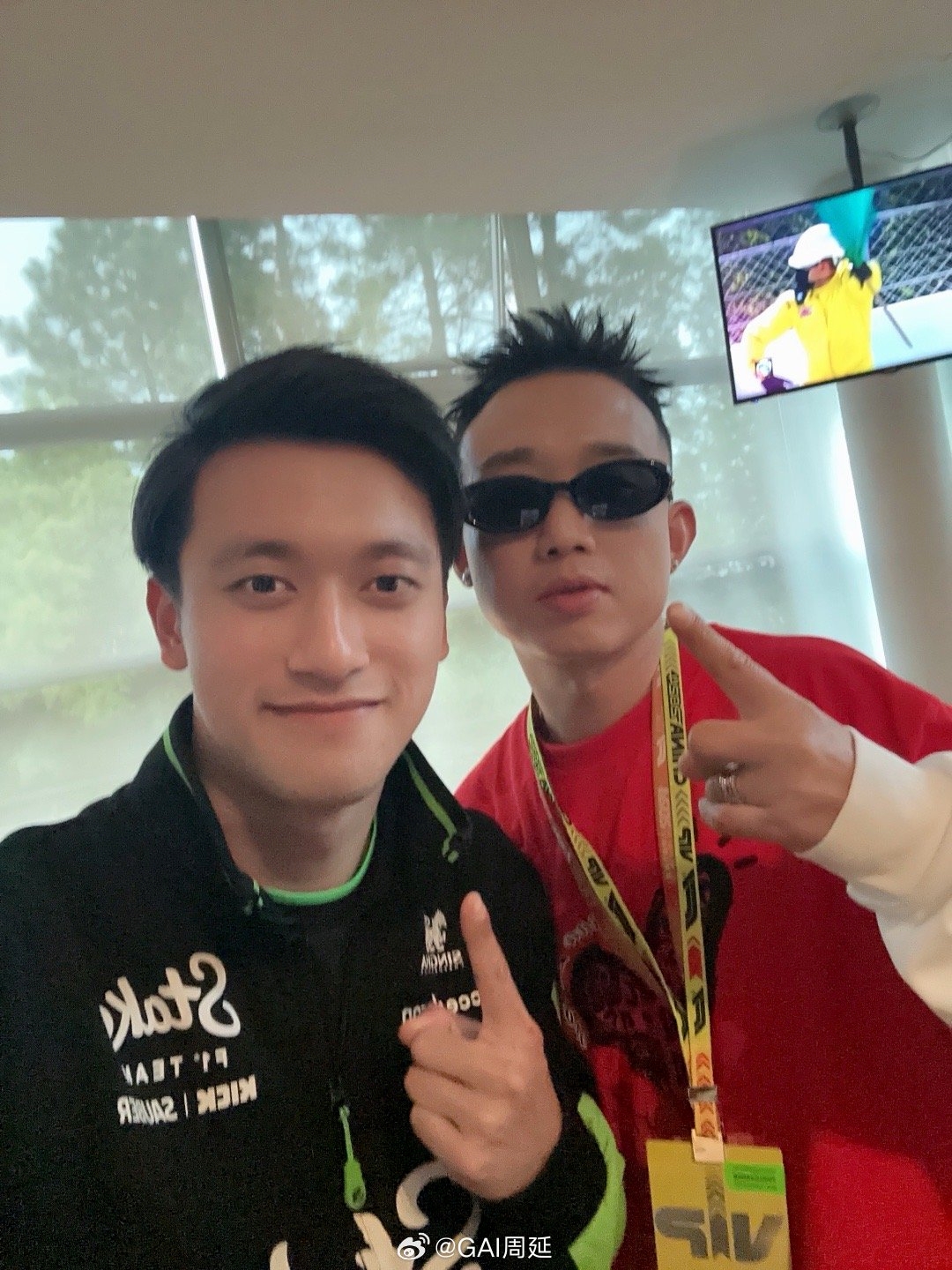 著名说唱歌手GAI周延晒合照为周冠宇助威：兄弟加油！永远支持你