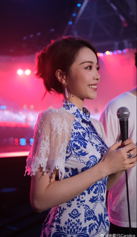 主持余霜晒总决赛返图：经典皮肤！青花瓷旗袍阿姨上线~