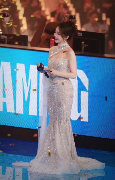主持余霜决赛返图：美如画！超炫礼服搭配姣好身材