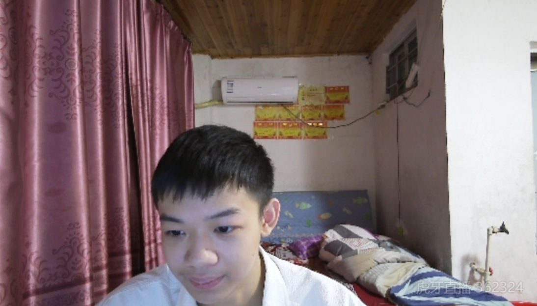 总有机会的！JDG小将Sheer回家开启直播：简陋的房间 满墙的奖状