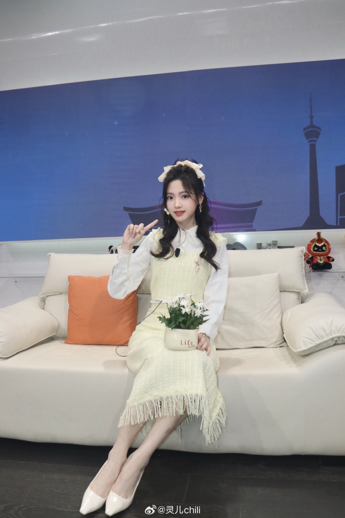 KPL主持人灵儿晒照：现在几点，开心一点