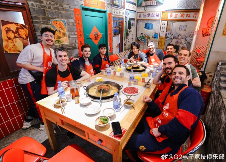 G2官博晒照：来成都第一顿！ 当然要选火锅！