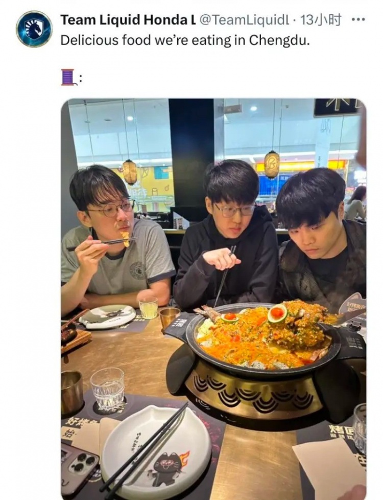 TL分享选手们吃烤鱼的照片：我们在成都享用美食啦