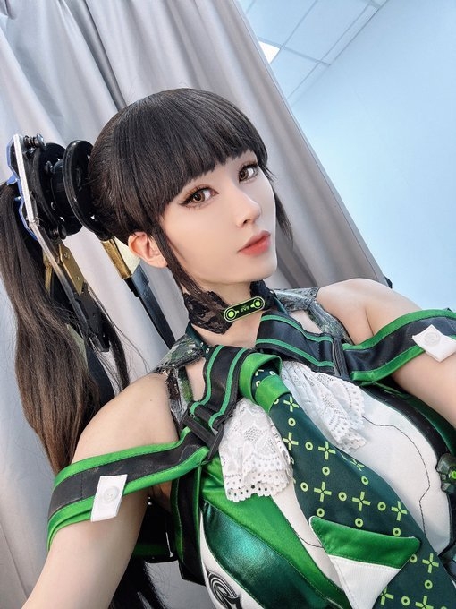 印尼靓妹晒《剑星》女主COS照 紧身衣身姿靓丽