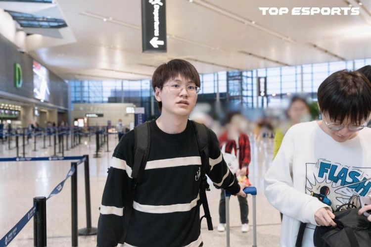 TES分享照片：选手们来到机场准备出发成都参加MSI！