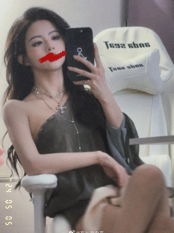 主持方游晒照：好美的妆 好美的裙子