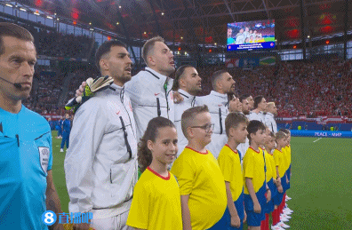奥地利vs土耳其赛前唱国歌环节，小球迷偷瞄摄像镜头