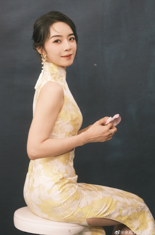太抓心咧！主持余霜晒旗袍照：若隐若现 身材匀称且饱满！！